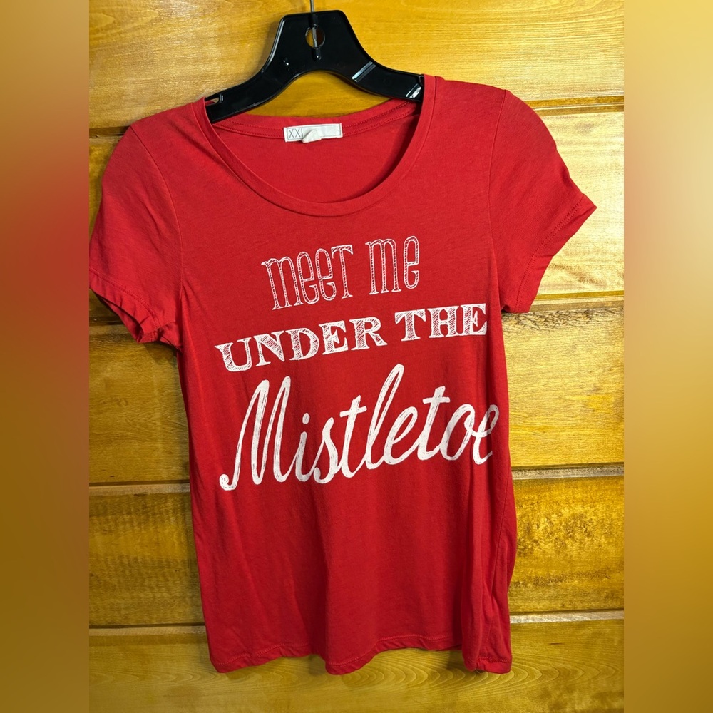 Christmas Forever 21 Red Graphic Tee - Meet Me Under the Mistletoe size small